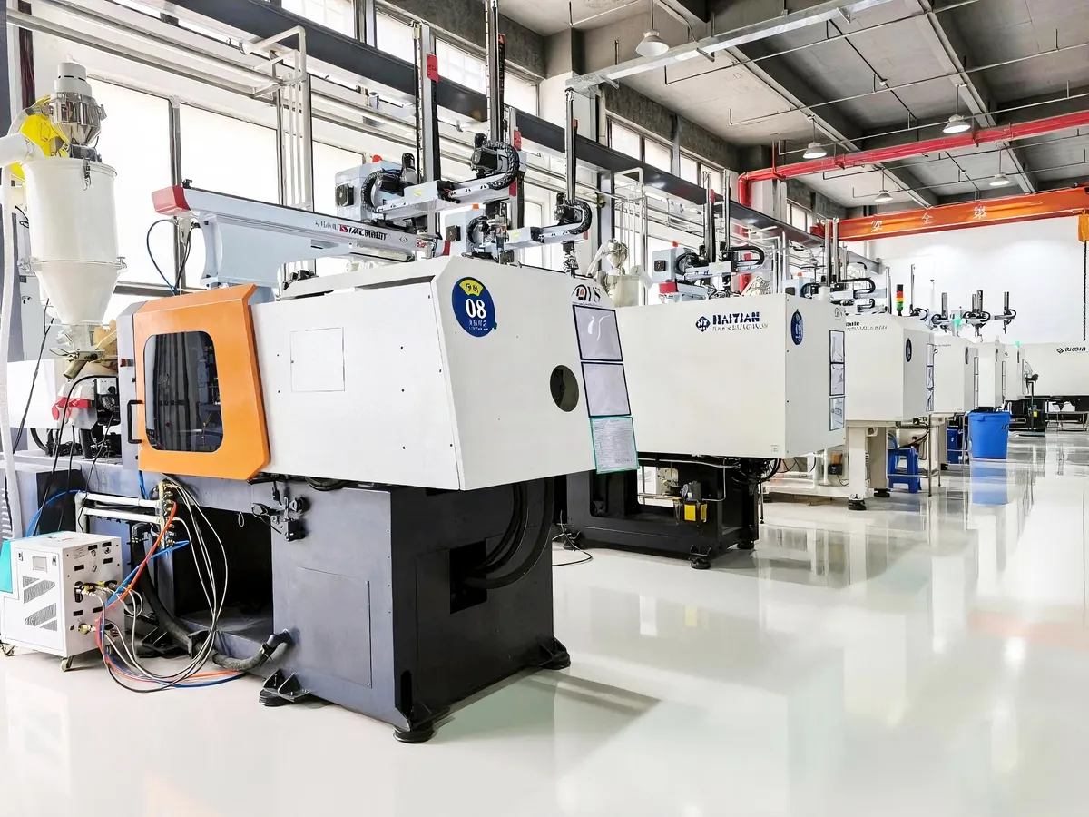 DYS injection molding workshop